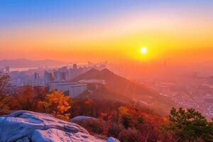 Photo sunrise of bukhansan mountain in seoul city scape