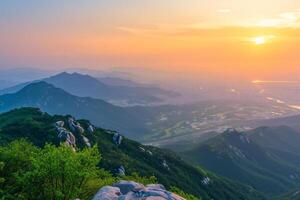 foto amanecer de bukhansan montaña en Seúl ciudad bohordo