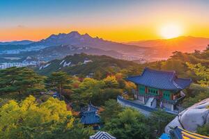 Photo sunrise of bukhansan mountain in seoul city scape