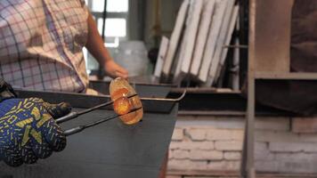 le processus de fabrication verre décor avec souffleur de verre video