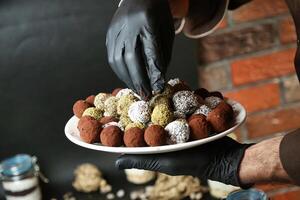 persona en negro guantes participación un plato de comida foto