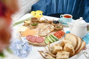 mesa con platos de comida y tazas de té foto