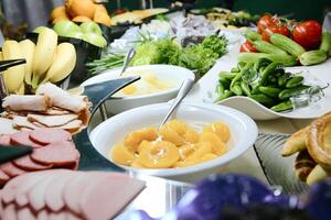 variado surtido de comida desplegado en un mesa foto