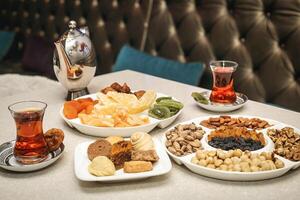 mesa con platos de comida y tazas de té foto