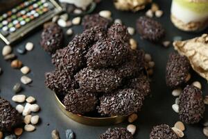 cerca arriba de delicioso galletas en un cuenco en un mesa foto