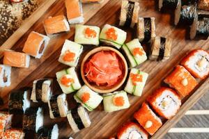 variedad de Sushi plato en de madera bandeja foto