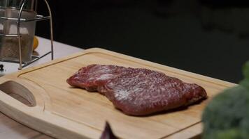 professioneel chef bereidt zich voor steak voor frituren video