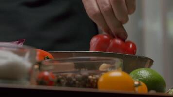 profissional chefe de cozinha prepara vermelho Sino Pimenta video