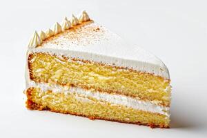pedazo de esponja pastel crema dentro en un blanco antecedentes foto