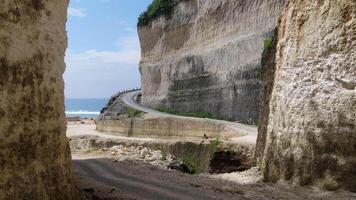 montagna strada di il mare tra palma alberi video