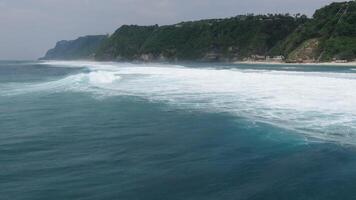 oceano Surf onde a alto marea nel Indonesia, bali video