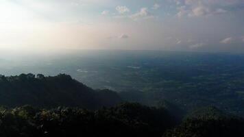 moln ovan grön berg. bali, Indonesien. video