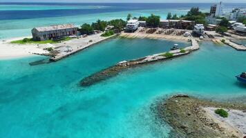 aérien vue de gulhi île près maafushi sur kaafu atoll. tropical île avec clair océan et plage, Maldives video