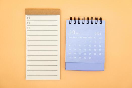 blanco a hacer lista para texto con caja y sencillo escritorio calendario en octubre 2024. vacío cheque lista. Copiar espacio. aislado antecedentes. a hacer lista en octubre 2024. foto