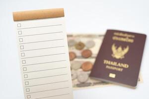 blanco a hacer lista para texto con caja y japonés dinero. vacaciones, planificación presupuesto. viaje plan concepto. foto