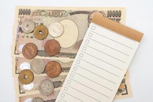 blanco a hacer lista para texto con caja y japonés dinero. vacaciones, planificación presupuesto. viaje plan concepto. foto