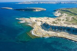 aéreo ver de sal sartenes en el isla de Malta foto