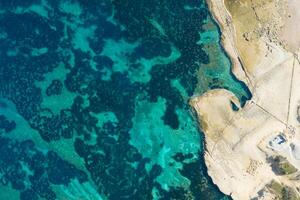 aéreo ver de sal sartenes en el isla de Malta foto