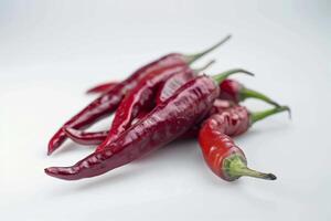 vibrante rojo caliente pimienta aislado en blanco antecedentes foto