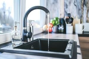 grifo en moderno cocina lavabo profesional publicidad fotografía foto