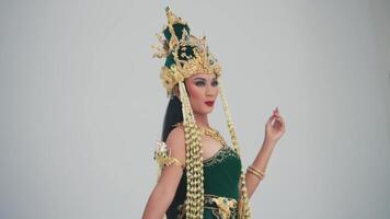 femme dans traditionnel Javanais Danse costume avec d'or coiffure. video