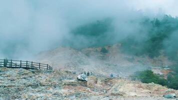 brumeux Montagne paysage avec une en bois clôture et brouillard roulant plus de le collines, convoyer une serein et mystérieux atmosphère. video