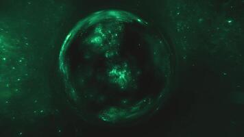 un' verde raggiante sfera nel il buio video