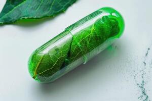 verde salir en cápsula. natural vitamina pastillas alternativa medicamento. foto