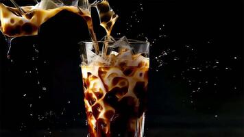 Milch Sahne ist gegossen in ein vereist Kaffee mit Eis Würfel auf ein dunkel Tabelle mit Kaffee Bohnen schleppend Bewegung Animation. hoch Qualität 4k Aufnahmen video