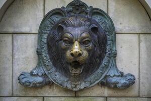 antiguo Roca fuente con león estatua. foto