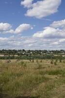 campo paisaje con azul cielo y blanco nubes foto