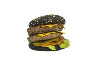 Fresco hamburguesa con carne y negro bollo aislado foto