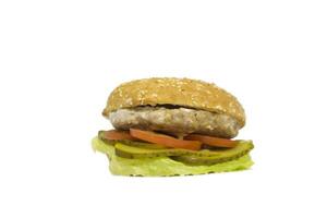 Fresco hamburguesa con pollo y blanco bollo aislado foto