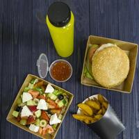 buger ensalada francés papas fritas con salsa y jugo en el mesa. rápido comida mesa foto