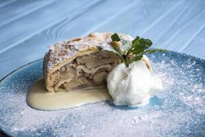 el strudel en un plato cerca arriba. foto