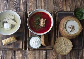 un sopa de remolacha, sopa y crema sopa en un de madera mesa. foto