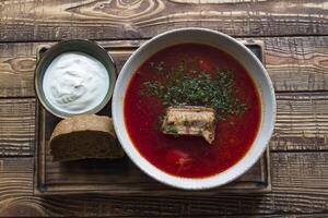 sopa de remolacha con agrio crema en un de madera mesa. foto