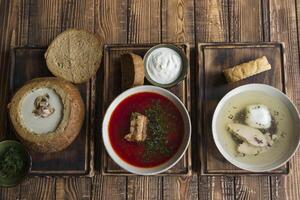 un sopa de remolacha, sopa y crema sopa en un de madera mesa. foto