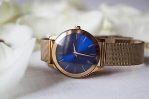 relojes en blanco pétalos de rosas. foto