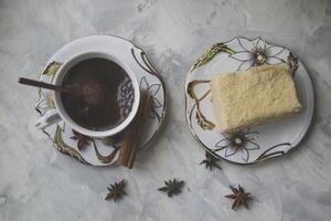 un taza de café y pastel en un escritorio. Mañana desayuno. foto