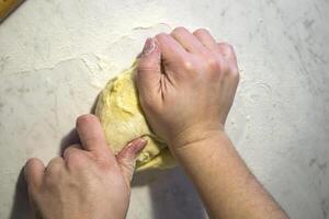 el panadero haciendo un Pastelería para galletas. foto