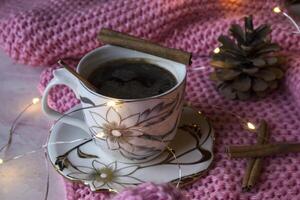 un taza de café con canela. hogar decoración. acogedor todavía vida. foto