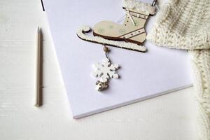 Navidad decoraciones en un blanco de madera antecedentes. foto
