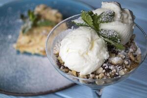 el hielo crema con nueces. hermosa y sabroso postre cerca arriba. foto