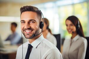 retrato de un llamada centrar trabajador acompañado por su equipo. sonriente cliente Servicio operador a trabajar. foto