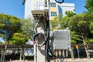 telecomunicación torre con azul cielo y blanco nubes, tecnología antecedentes foto