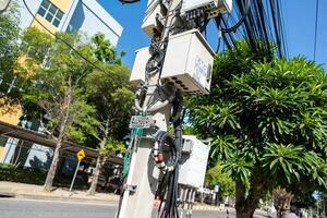 telecomunicación torre con azul cielo y blanco nubes, tecnología antecedentes foto