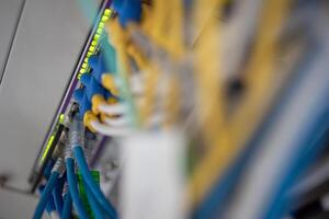 fibra óptica con servidores en un centro de datos de tecnología foto