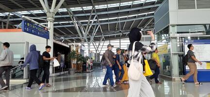 el atmósfera viajeros o mudik libanés o Pulang Kampung o idul Fitri momentos en tren estación bekasi. Oeste Java, Indonesia - abril 8 2024 foto