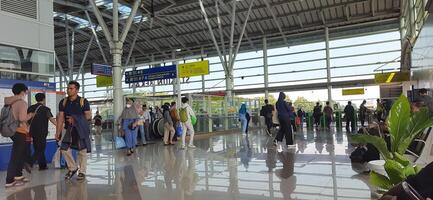 el atmósfera viajeros o mudik libanés o Pulang Kampung o idul Fitri momentos en tren estación bekasi. Oeste Java, Indonesia - abril 8 2024 foto